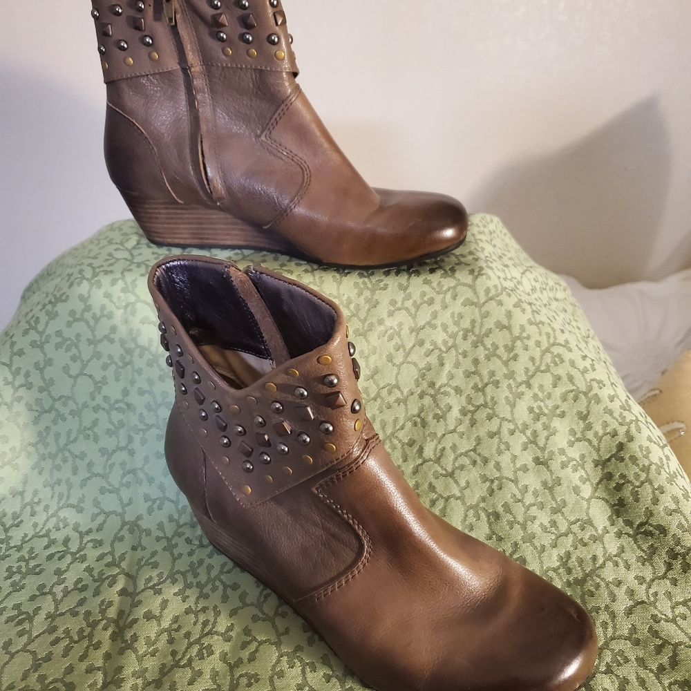 Taos boots. Like new condition. Size 9.